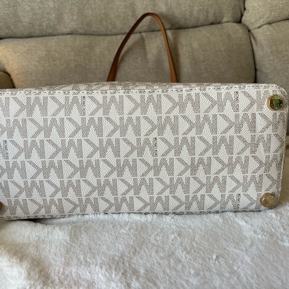 Michael Kors. Brand new. Never used - Picture 4 of 4